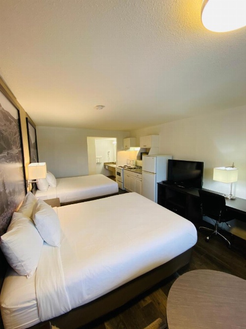 Super 8 by Wyndham 100 Mile House image 10