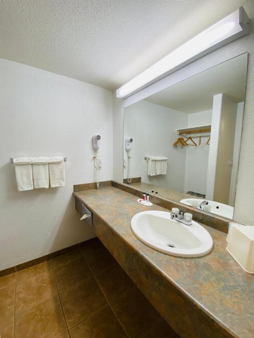Super 8 by Wyndham 100 Mile House image 11