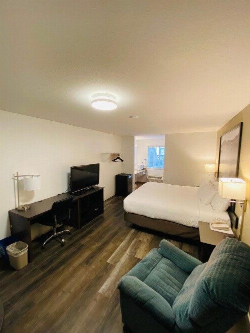 Super 8 by Wyndham 100 Mile House image 13