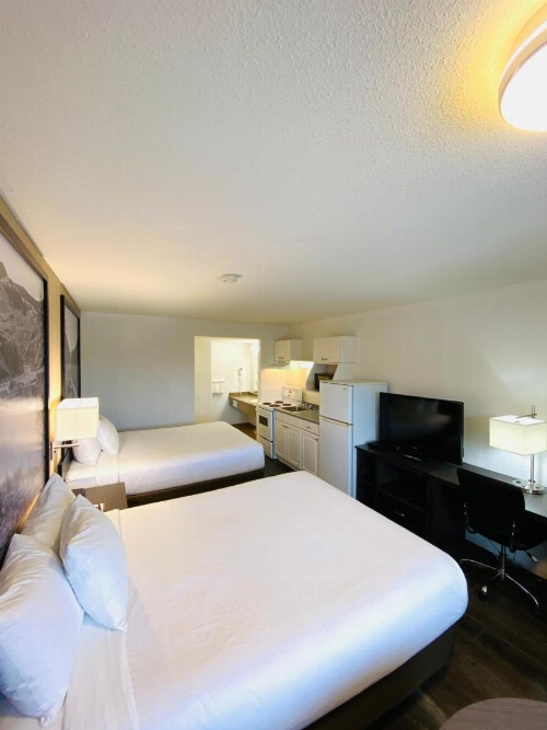 Super 8 by Wyndham 100 Mile House image 21