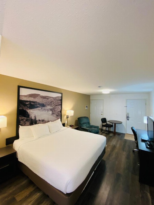 Super 8 by Wyndham 100 Mile House image 33