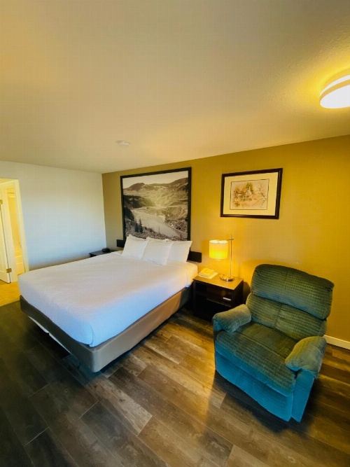 Super 8 by Wyndham 100 Mile House image 35