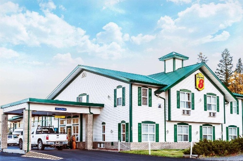 Super 8 by Wyndham 100 Mile House image 36