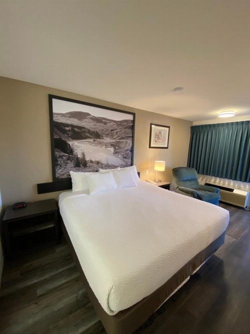 Super 8 by Wyndham 100 Mile House image 4