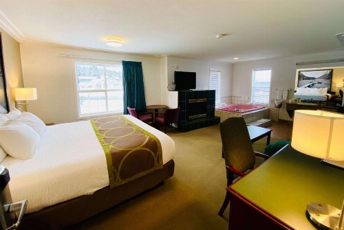 Super 8 by Wyndham 100 Mile House image 41