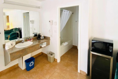 Super 8 by Wyndham 100 Mile House image 44