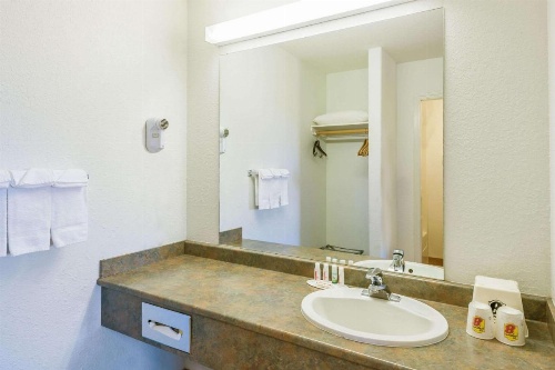 Super 8 by Wyndham 100 Mile House image 48