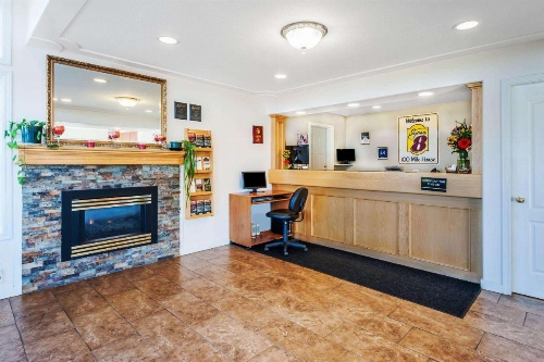 Super 8 by Wyndham 100 Mile House image 49