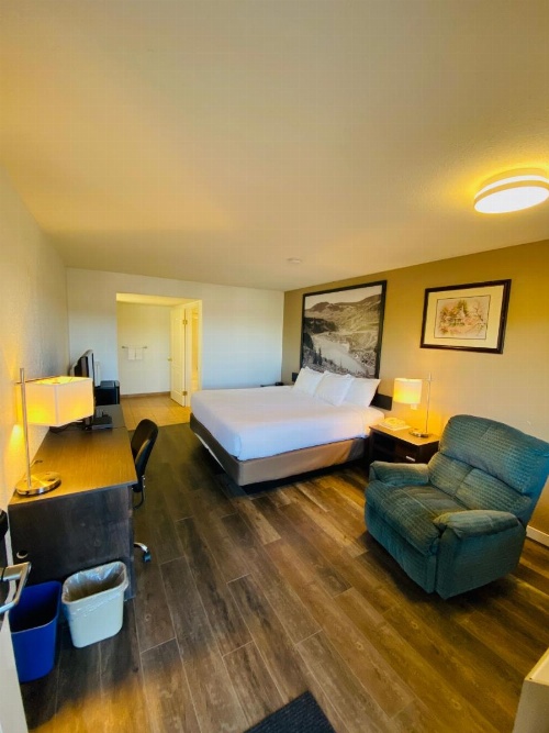 Super 8 by Wyndham 100 Mile House image 5